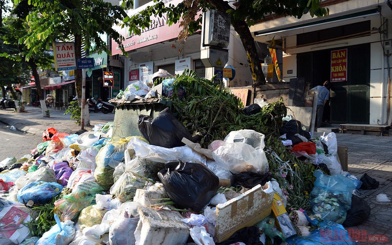 Một bãi rác to chắn trước cửa một ngôi nhà trên phố Đào Tấn (quận Ba Đình). Ùn ứ rác thải tại nhiều khu vực nội thành Hà Nội -1