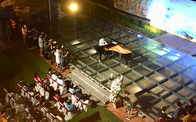 Khách du lịch thưởng thức tiết mục biểu diễn piano ngay trên hố khai quật khảo cổ tại Hoàng thành Thăng Long. Chính thức khai thác tour du lịch “Giải mã Hoàng thành Thăng Long” -0