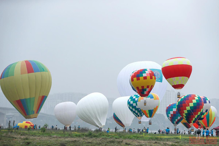 Người Hà Nội vui thích với Lễ hội khinh khí cầu -0