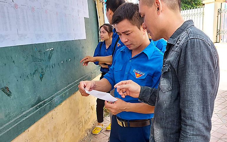 Tại huyện Phú Xuyên, các tình nguyện viên tổ chức ra quân hỗ trợ tại chỗ, tư vấn địa điểm thi cho thí sinh và người nhà thí sinh. 7_IMG_5562_Phu_Xuyen-1594874936252.jpg
