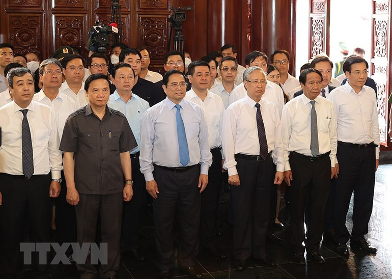 Thủ tướng Phạm Minh Chính và đoàn công tác dâng hương tưởng niệm Chủ tịch Hồ Chí Minh. (Ảnh: Dương Giang/TTXVN) Thủ tướng dự Lễ kỷ niệm 60 năm Bác Hồ về thăm huyện Tiền Hải -2