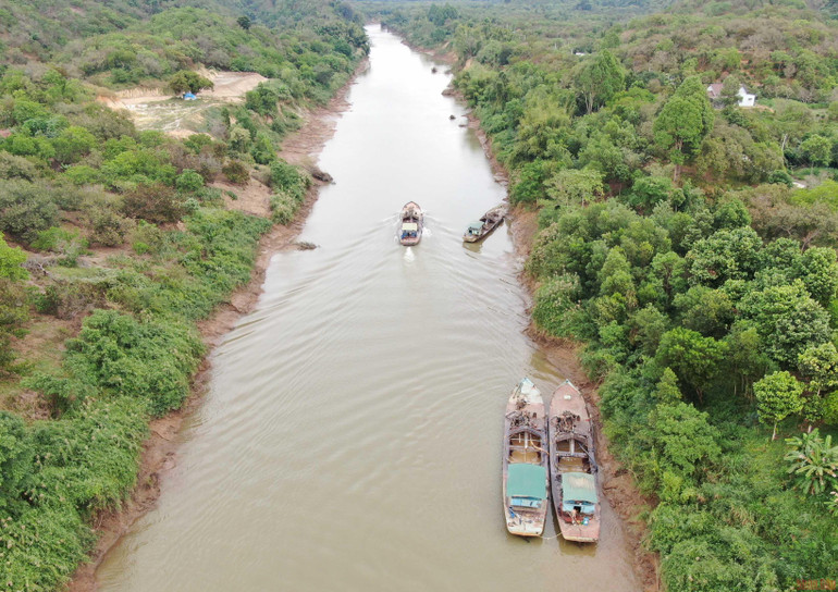 Cần xử lý mạnh nạn khai thác cát trái phép ở Bình Phước -0