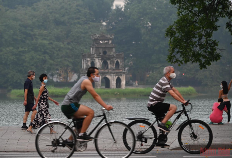 Người dân Hà Nội xuống đường tập thể dục sau nhiều ngày giãn cách -0