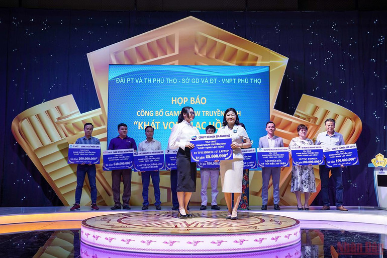 Ban Tổ chức tiếp nhận kinh phí ủng hộ Chương trình "Khát vọng Lạc Hồng". Phú Thọ giới thiệu chương trình truyền hình có chủ đề “Khát vọng Lạc Hồng” -0