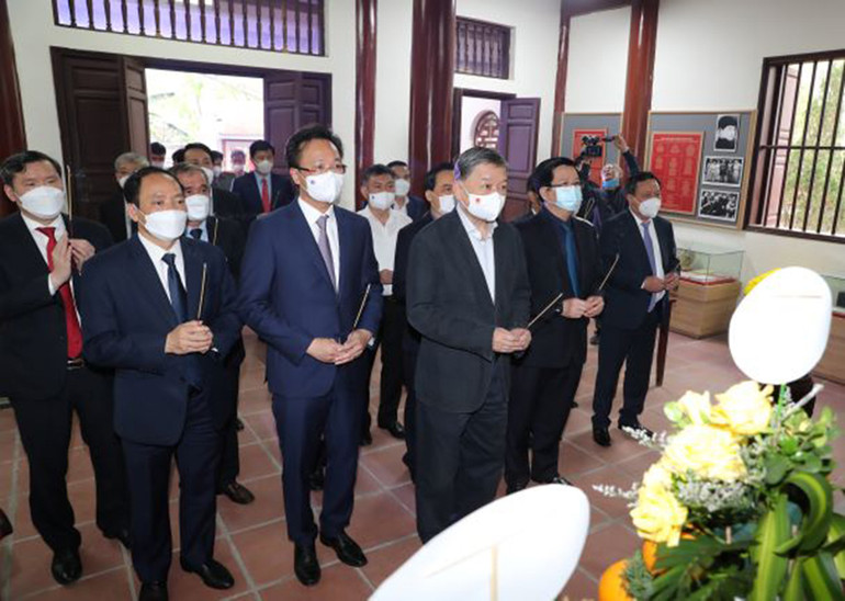 Dâng hương kỷ niệm 110 năm ngày sinh đồng chí Lê Văn Lương và trao Bằng công nhận di tích quốc gia địa điểm lưu niệm đồng chí Lê Văn Lương -0