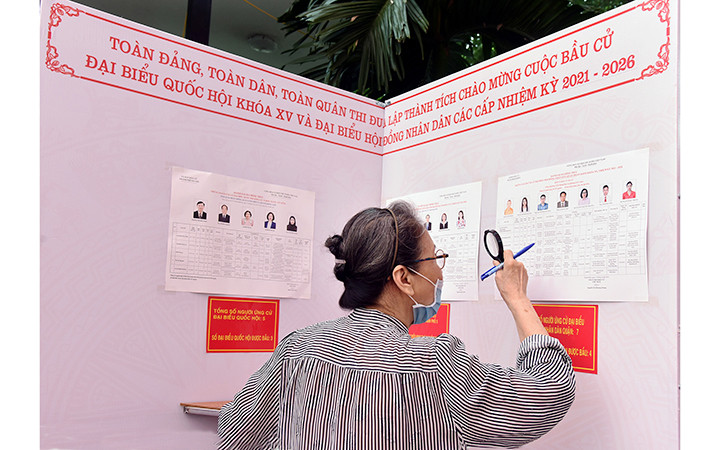 Cử tri tại khu vực bỏ phiếu số 4, phường Trần Hưng Đạo, quận Hoàn Kiếm (Hà Nội) lựa chọn những người tiêu biểu. Ảnh: TRẦN HẢI Bầu cử thành công trong đại dịch thể hiện niềm tin của nhân dân -0