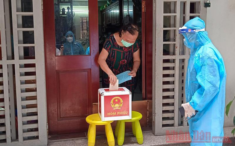 Cử tri phường Cống Vị (quận Ba Đình, Hà Nội) bỏ phiếu thực hiện quyền công dân. Ảnh: DUY LINH Bầu cử thành công trong đại dịch thể hiện niềm tin của nhân dân -0