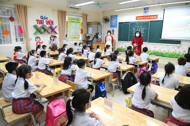 Tiết học đầu tiên của các con học sinh khối 1 Trường tiểu học Nguyễn Du. (Ảnh: THÀNH ĐẠT) “Ngày đầu tiên” đến trường của học sinh lớp 1 tại Hà Nội -0