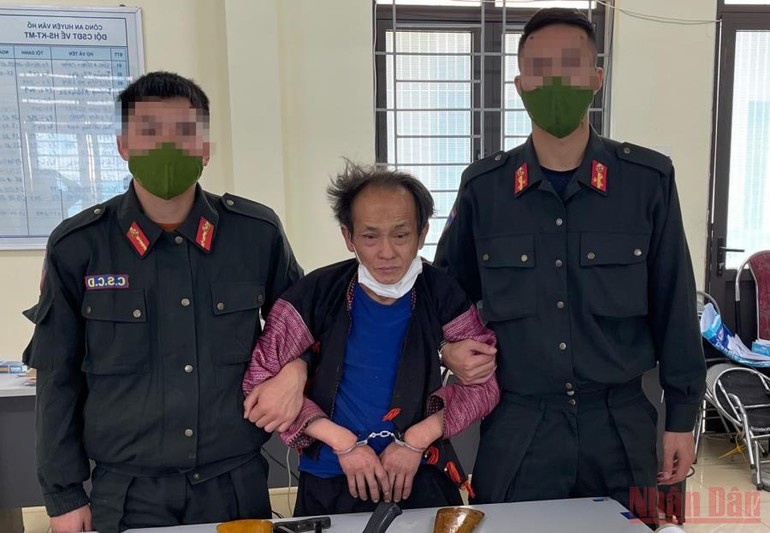 Đối tượng Sồng A Tồng cùng tang vật tại cơ quan công an. Bắt giữ thành công đối tượng truy nã đặc biệt nguy hiểm -0