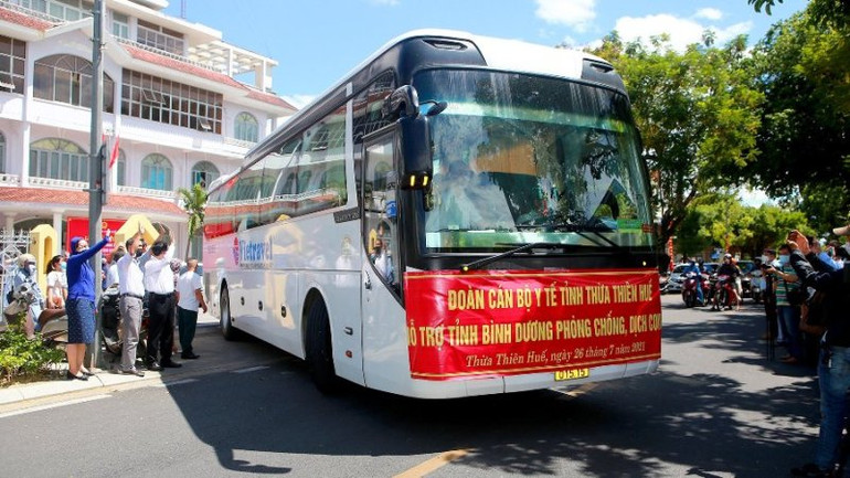 Đoàn công tác tình nguyện của Bệnh viện Trung ương Huế lên đường chi viện tỉnh Bình Dương chống dịch Covid-19. Thừa Thiên Huế chi viện thêm 66 cán bộ, y bác sĩ giúp Bình Dương chống dịch Covid-19 -0