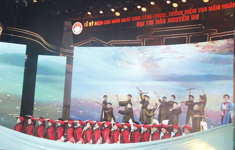 Một tiết mục trong chương trình nghệ thuật sử thi đặc biệt với chủ đề "Nguyễn Du, trăm năm trong cõi…". Tôn vinh và tưởng niệm Danh nhân văn hóa thế giới - Ðại thi hào dân tộc Nguyễn Du -0