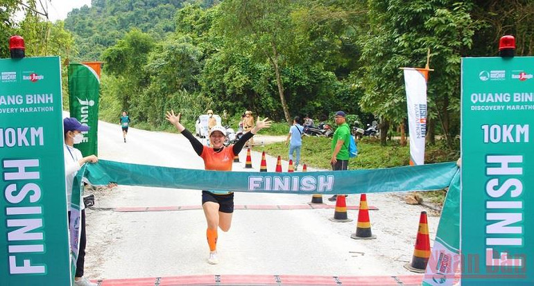 Nữ vận động viên về đích ở đường chạy cự ly 10 km. Quảng Bình tổ chức giải Marathon khởi động mùa du lịch 2022 -0