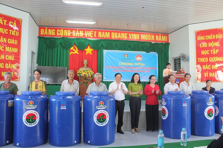 Trao 2.000 bồn chứa nước cho người dân vùng hạn mặn Bến Tre -0