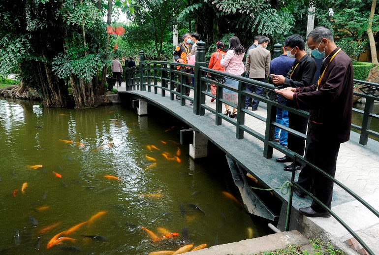 Đoàn đại biểu dự Đại hội đại biểu toàn quốc các dân tộc thiểu số Việt Nam tưởng niệm các Anh hùng liệt sĩ và vào Lăng viếng Chủ tịch Hồ Chí Minh -0