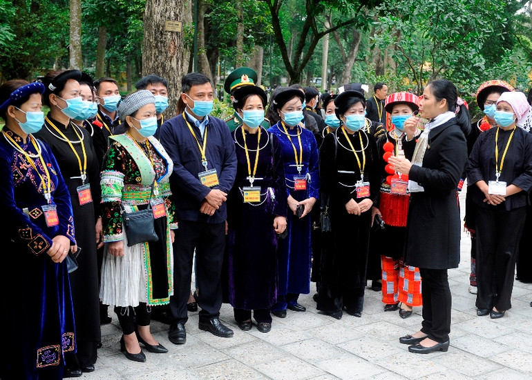 Đoàn đại biểu dự Đại hội đại biểu toàn quốc các dân tộc thiểu số Việt Nam tưởng niệm các Anh hùng liệt sĩ và vào Lăng viếng Chủ tịch Hồ Chí Minh -0