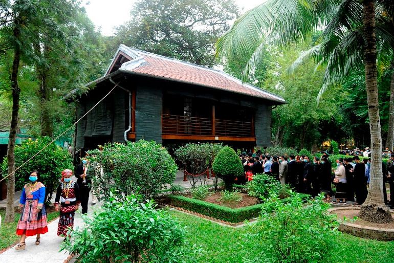 Đoàn đại biểu dự Đại hội đại biểu toàn quốc các dân tộc thiểu số Việt Nam tưởng niệm các Anh hùng liệt sĩ và vào Lăng viếng Chủ tịch Hồ Chí Minh -0