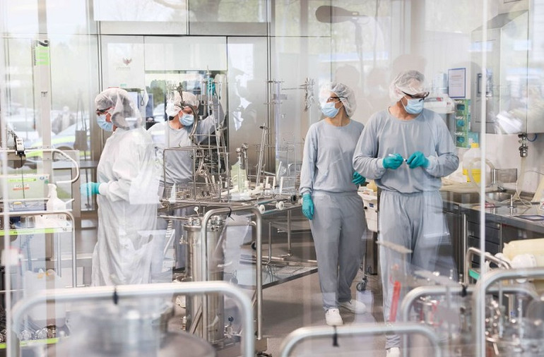 Các chuyên gia làm việc trong quy trình sản xuất vaccine Pfizer/BioNTech tại nhà máy Allergopharma ở Reinbek, Đức, ngày 30/4/2021. (Ảnh: Pool/Reuters) Omicron nguy hiểm không kém các biến thể khác của virus SARS-CoV-2 -0