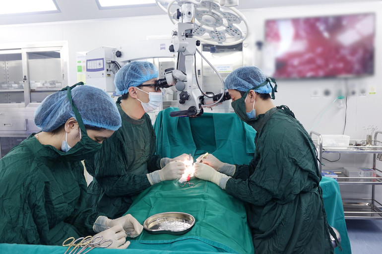 Kỹ thuật phẫu thuật vi phẫu tinh hoàn tìm tinh trùng Micro TESE. Hạnh phúc vỡ òa của những cặp vợ chồng hiếm muộn -0