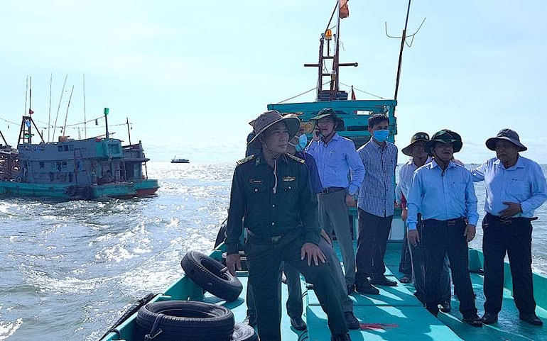 Cơ quan chức năng tỉnh Cà Mau kiểm tra việc khắc phục luồng tuyến bồi lắng ở Khánh Hội vào chiều 31-3 Khắc phục tình trạng tàu cá “mắc cạn” ở miền biển Cà Mau -0