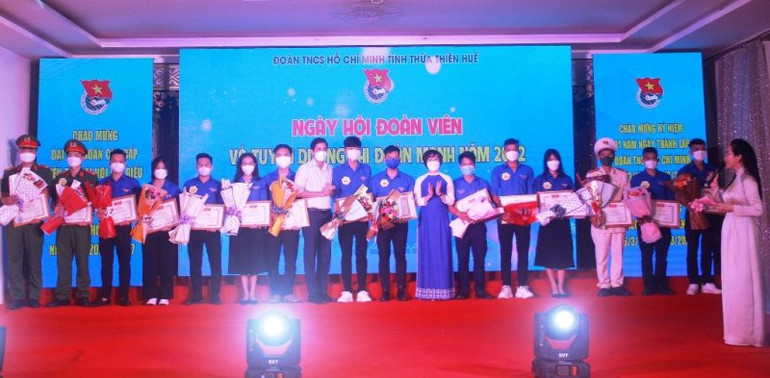 “Ngày hội đoàn viên” và tuyên dương Chi đoàn mạnh 2022 -0