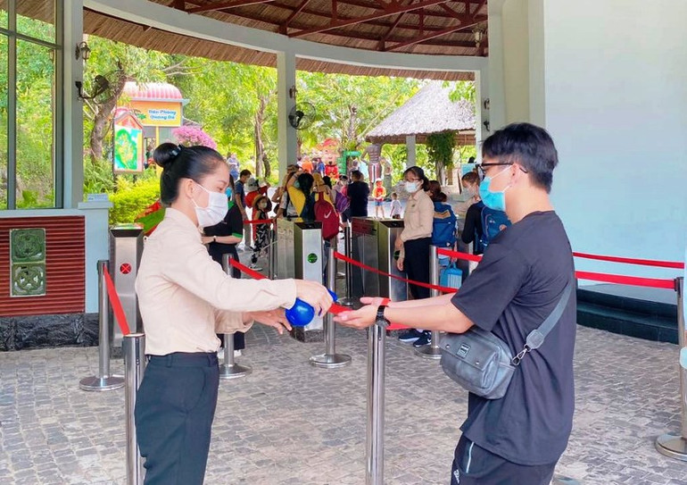 Khu du lịch Công viên suối khoáng nóng Núi Thần Tài bảo đảm tốt các yêu cầu về phòng, chống dịch để thực hiện “mục tiêu kép”. Công viên suối khoáng nóng Núi Thần Tài mở cửa đón khách -0