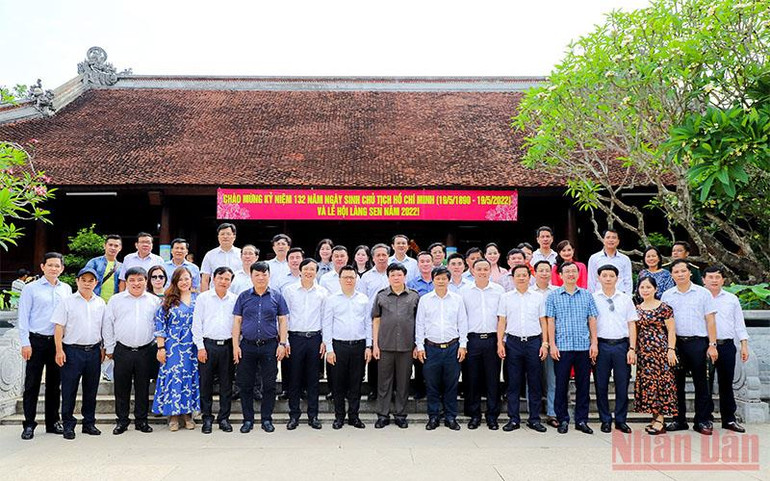 Đoàn đại biểu chụp ảnh lưu niệm tại Khu Di tích quốc gia đặc biệt Kim Liên. (ẢNH: PHẠM BẰNG) Hội Nhà báo Việt Nam và các cơ quan báo chí dâng hương tưởng niệm Chủ tịch Hồ Chí Minh -0