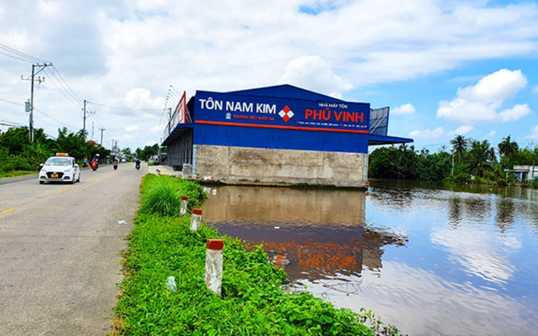 Một cửa hàng bán vật liệu xây dựng, đổ bê-tông lấn hàng trăm m2 trên dòng kênh. Thi nhau lấp dòng kênh xáng Xẻo Rô -0