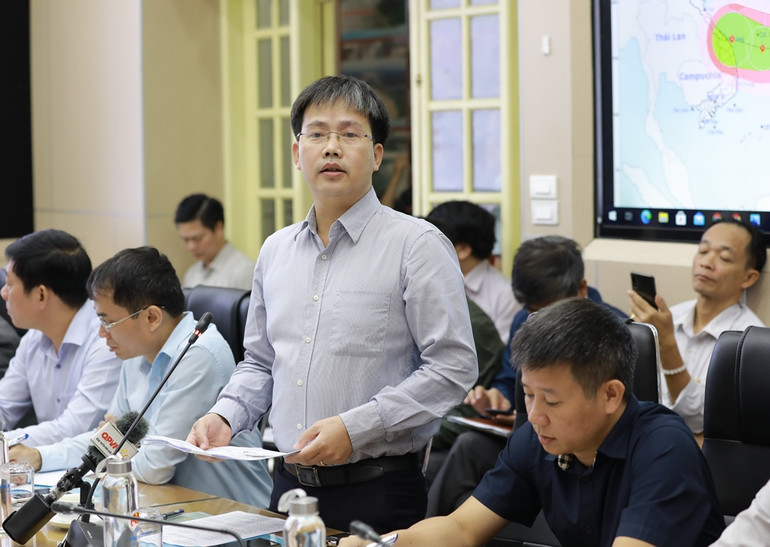 Có ba kịch bản dự báo, bão số 13 khó lường nên không được chủ quan -0