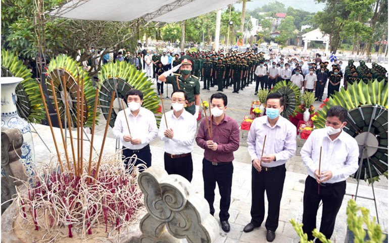 Các đại biểu thắp hương tại Nghĩa trang. Sống bám đá đánh giặc, chết hóa đá bất tử -0
