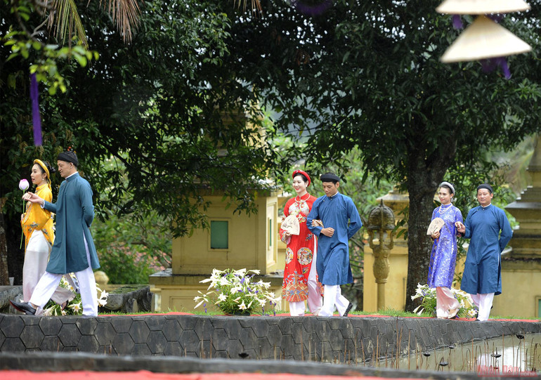 Dầm mưa xem trình diễn áo dài truyền thống xứ Huế -0