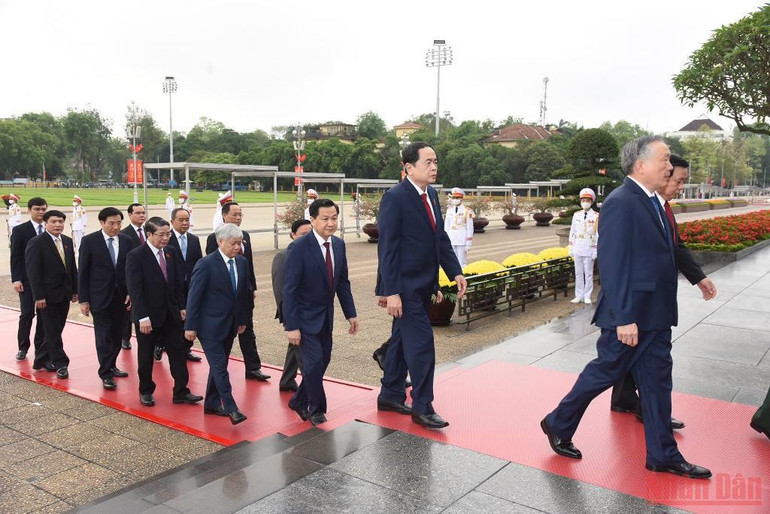 Lãnh đạo Đảng, Nhà nước vào Lăng viếng Chủ tịch Hồ Chí Minh nhân kỷ niệm 47 năm Ngày Giải phóng miền nam, thống nhất đất nước. -0