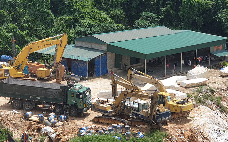 Lán ăn, nghỉ của công nhân được xây dựng kiên cố ở lưng chừng núi. Ngang nhiên khai thác đá trái phép với quy mô lớn -0