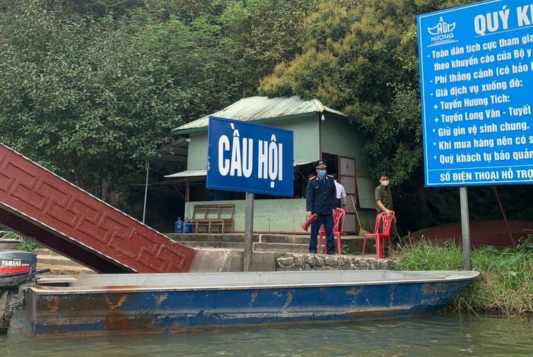 Chùa Hương bảo đảm an toàn dịch bệnh trong ngày đầu mở cửa đón khách du xuân -0