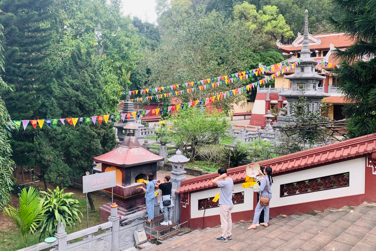 Chùa Hương bảo đảm an toàn dịch bệnh trong ngày đầu mở cửa đón khách du xuân -0