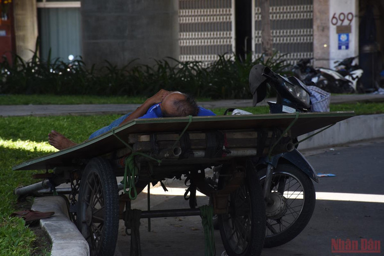 Lao động dưới trời nắng nóng gay gắt -0