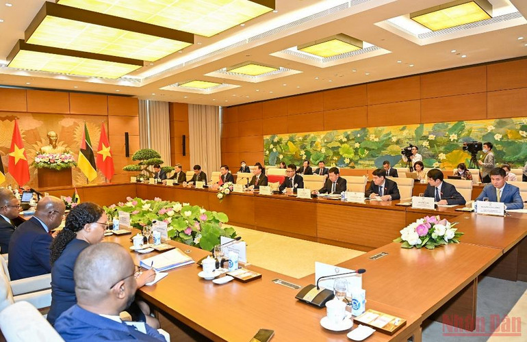 Chủ tịch Quốc hội Vương Đình Huệ đón, hội đàm với Chủ tịch Quốc hội Esperanca Laurinda Francisco Nhiuane Bias -0