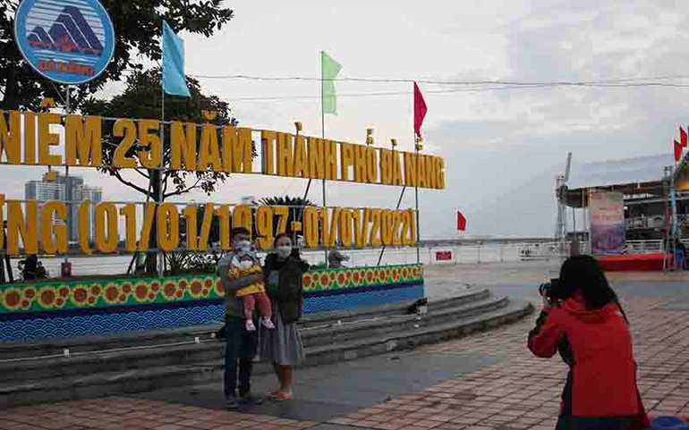 Người dân Đà Nẵng nhẹ nhàng đón năm mới -0