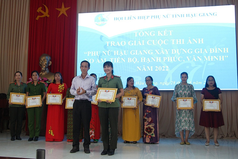 Tặng giấy khen cho các cá nhân. Phụ nữ Hậu Giang đẩy mạnh phổ cập chuyển đổi số -0