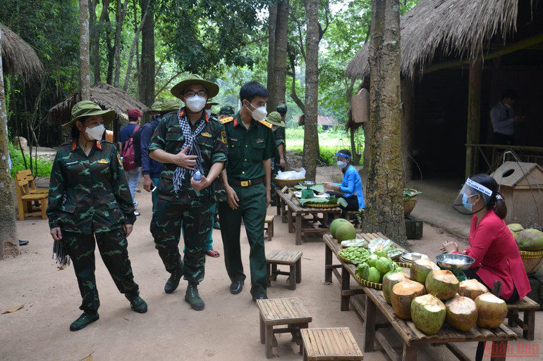 Phiên chợ quê được tái hiện tại khu di tích địa đạo Củ Chi với nhiều món ăn đặc sản nơi vùng đất thép. Về vùng đất thép Củ Chi -0