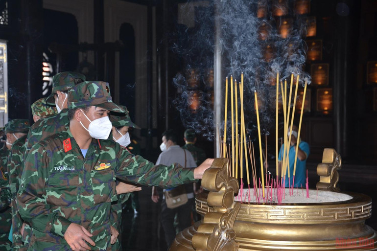 Điểm đến đầu tiên trong chương trình đó là Khu truyền thống Cách mạng Sài Gòn - Chợ Lớn - Gia Định, ấp Phú Hiệp, xã Phú Mỹ Hưng, huyện Củ Chi. Tại đây, đoàn tham quan đã thắp hương tưởng niệm các Anh hùng, liệt sĩ, đồng chí, đồng bào đã hy sinh. Cùng với cả nước, Sài Gòn - Chợ Lớn - Gia Định - TP Hồ Chí Minh đã trải qua chặng đường lịch sử đấu tranh cách mạng kiên cường và giành thắng lợi vẻ vang, góp phần xứng đáng vào sự nghiệp giải phóng miền nam, thống nhất đất nước, xây dựng và bảo vệ Tổ quốc. Về vùng đất thép Củ Chi -0