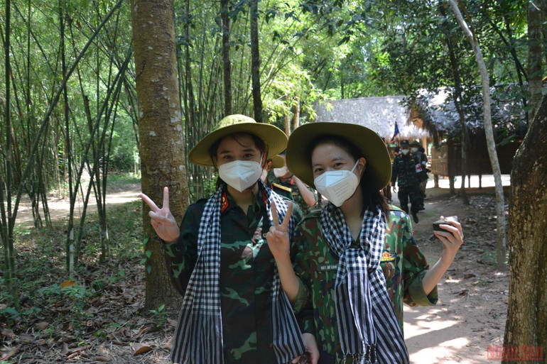 Niềm vui của lực lượng tuyến đầu khi được trải nghiệm nhiều điều thú vị tại địa đạo Củ Chi. Về vùng đất thép Củ Chi -0