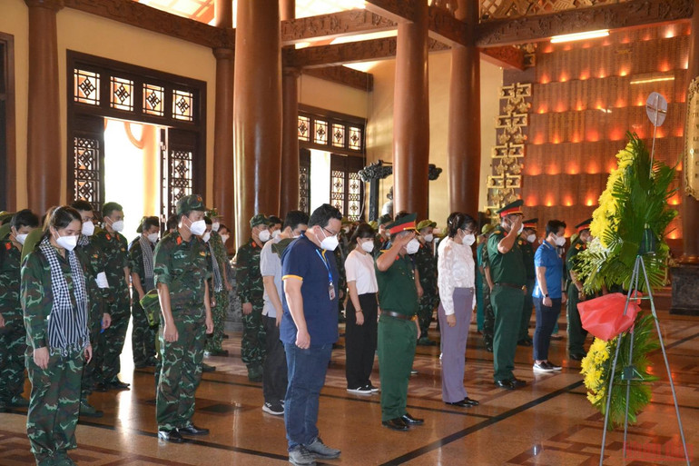 Tiếp tục cuộc hành trình, lực lượng tuyến đầu đã đến dâng hương, dâng hoa tại Đền Bến Dược, tưởng niệm các Anh hùng, liệt sĩ đã hy sinh trong cuộc kháng chiến chống Pháp và chống Mỹ. Về vùng đất thép Củ Chi -0