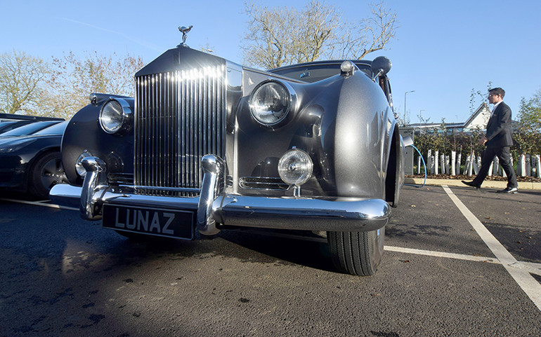Một chiếc Rolls Royce đã chuyển đổi sang động cơ điện tại Silverstone (Anh). (Ảnh: Reuters) Xu hướng ô-tô điện đang là lựa chọn của nhiều công ty khởi nghiệp trên thế giới -0