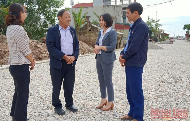Giáo dân Nguyễn Văn Cường (thứ hai từ trái sang) trú tại xã Quỳnh Ngọc (huyện Quỳnh Phụ, tỉnh Thái Bình) tự nguyện góp hơn 200m2 đất ở trị giá hơn 1 tỷ đồng để làm đường. Điểm sáng phong trào góp đất làm đường ở Quỳnh Phụ -0