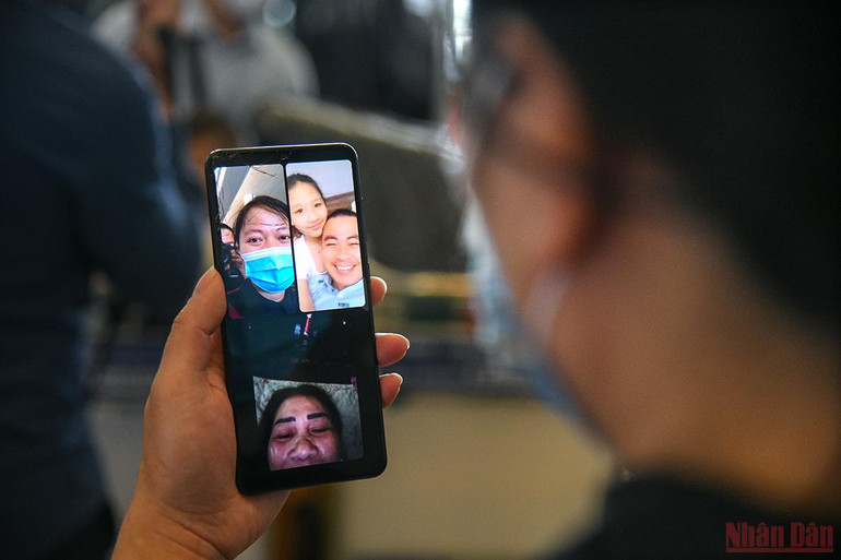 Đón công dân Việt từ Ukraine: Bồi hồi xúc động ngày về nhà -0