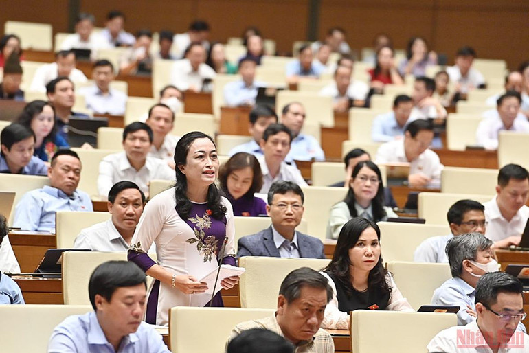 Đại biểu Quốc hội tỉnh Bạc Liêu Trần Thị Hoa Ry đặt câu hỏi chất vấn Bộ trưởng Lê Minh Hoan. Quốc hội bước vào phiên chất vấn và trả lời chất vấn với nhiều câu hỏi, vấn đề được cử tri quan tâm -0