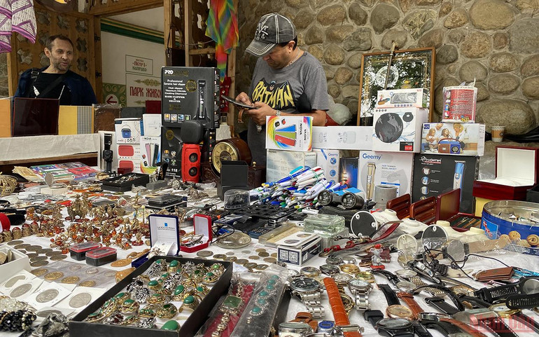 Check-in khu chợ bán đồ lưu niệm đầy màu sắc ở Moskva -0