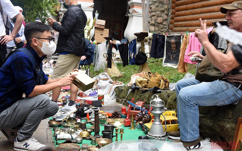 Check-in khu chợ bán đồ lưu niệm đầy màu sắc ở Moskva -0