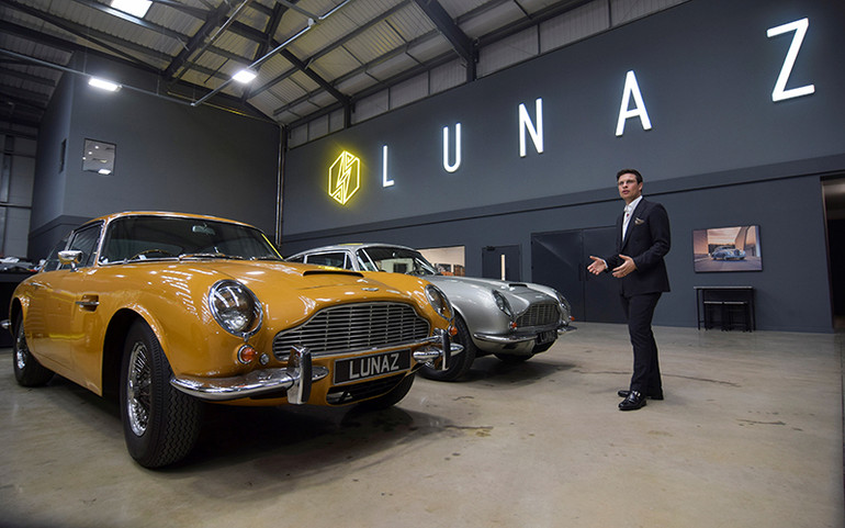 David Lorenz, người sáng lập Lunaz, cùng 2 chiếc Aston Martin DB6 cổ điển được chuyển đổi thành ô-tô điện, có giá 1,3 triệu USD tại Anh. (Ảnh: Reuters) Xu hướng ô-tô điện đang là lựa chọn của nhiều công ty khởi nghiệp trên thế giới -0