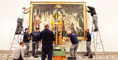 Các nhân viên Bảo tàng Uffizi đang tháo dỡ để di chuyển bức tranh sang căn phòng mới năm 2016. Ảnh: DISCOVER TUSCANY 8_2-1643079522044.jpg